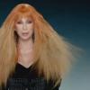 La chanteuse Cher dans le clip de Woman's World.