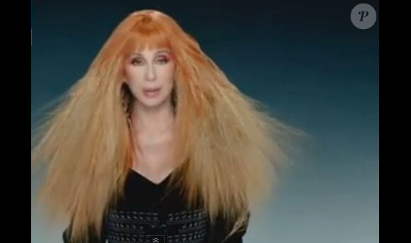 La chanteuse Cher dans le clip de Woman's World.