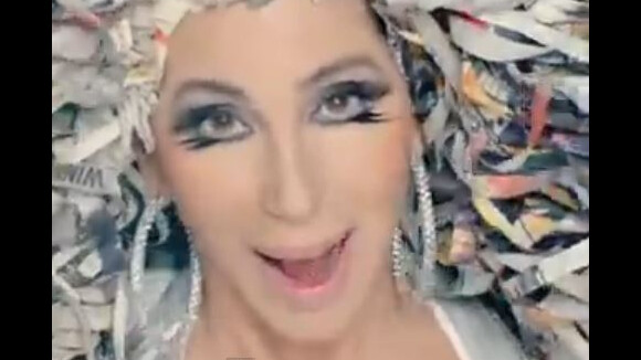 Cher : Excentrique en perruques de mauvais goût pour le clip ''Woman's World''