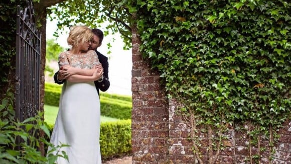 Kelly Clarkson offre un nouveau cliché romantique de ses fiançailles