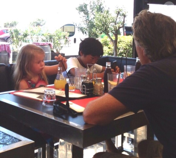 Vivienne et Pax Jolie-Pitt aperçus sans leurs parents à l'Hystéria, l'un des restaurants de Jean Roch sur le port de St-Tropez, le 15 août 2013.