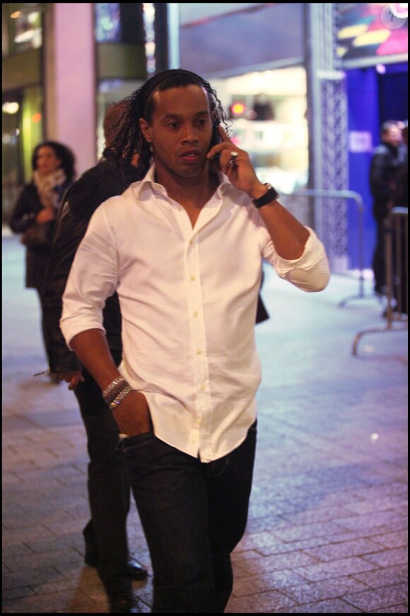 Ronaldinho à la sortie du Lido à Paris le 12 avril 2010.