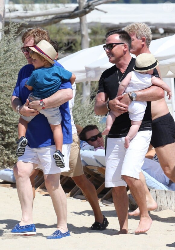 Elton John, son époux David Furnish, et leurs deux fils Elijah et Zachary, en vacances en famille à Saint-Tropez, le 22 août 2013.