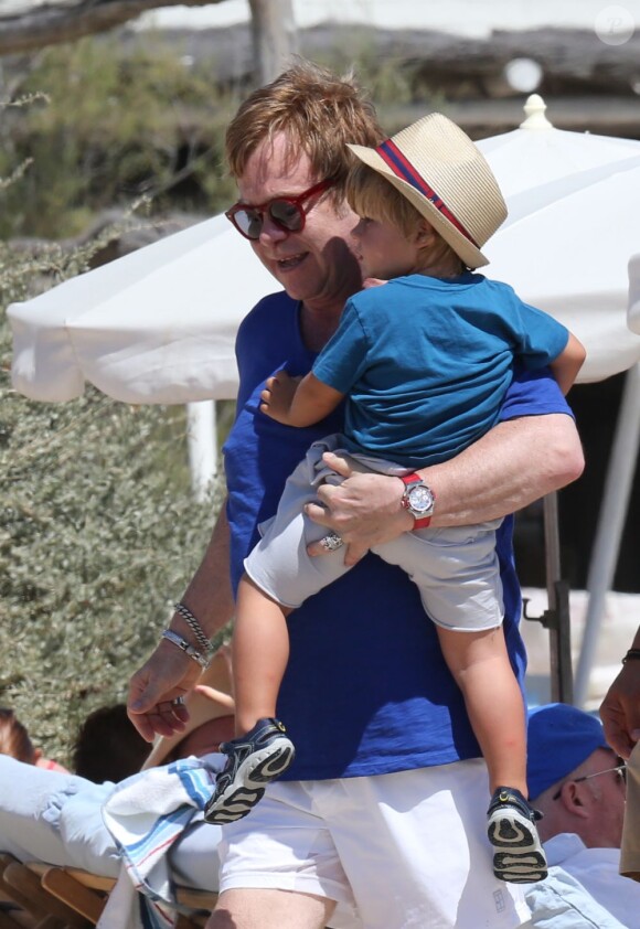 Le chanteur Elton John, son mari David Furnish, et leurs deux fils Elijah et Zachary, en vacances en famille à Saint-Tropez, le 22 août 2013.
