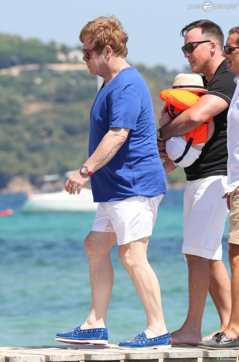 Elton John, son mari David Furnish, et leurs deux garçons Elijah et Zachary, en vacances en famille à Saint-Tropez, le 22 août 2013.