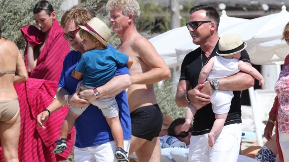 Elton John savoure l'été avec son mari et leurs enfants