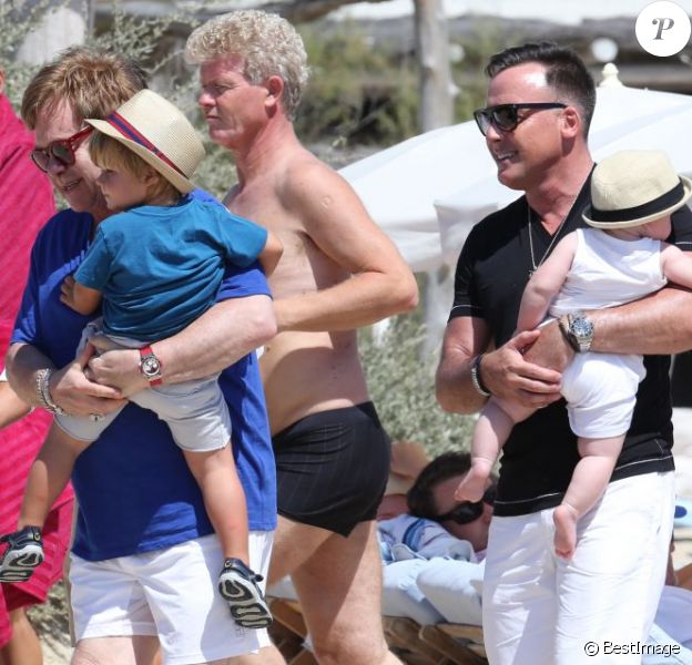Elton John, son mari David Furnish, et leurs deux fils Elijah et Zachary, en vacances en famille à Saint-Tropez, le 22 août 2013.