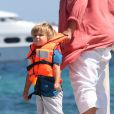 Elton John, son mari David Furnish, et leurs deux fils Elijah et Zachary, en vacances en famille à Saint-Tropez, le 22 août 2013.