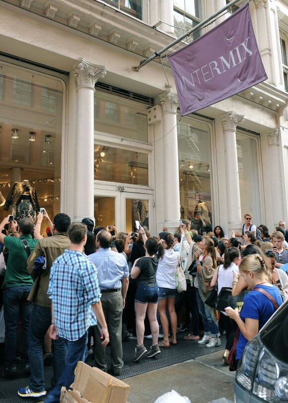 Les fans et curieux amassés devant la boutique de vêtements Intermix, où Rihanna fait son shopping. New York, le 22 août 2013.
