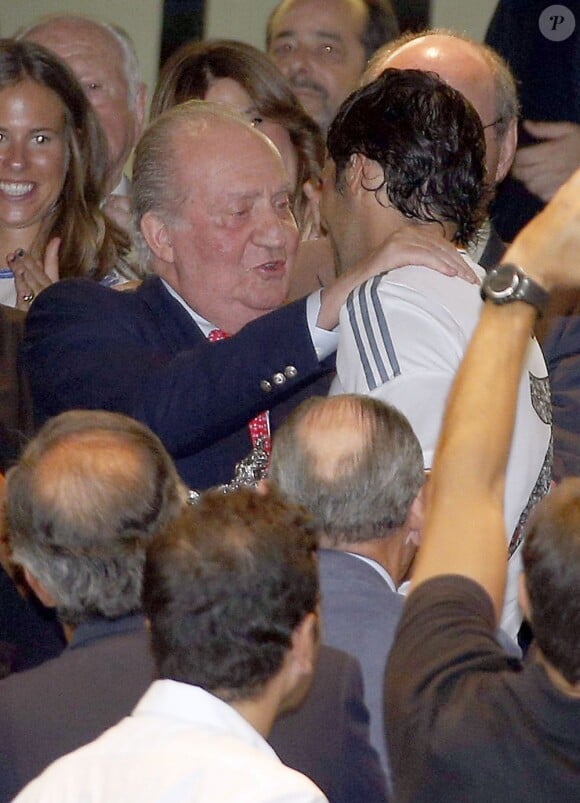 Juan Carlos d'Espagne assiste au match de football Real Madrid-Al-Saad (5-0) au stade Santiago Bernabeu à Madrid le 22 août 2013. Un match hommage à l'ex-légende du club espagnol Raúl qu'il n'a pas manqué de féliciter.