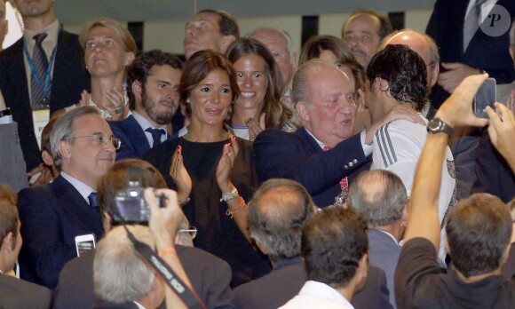 Le roi Juan Carlos d'Espagne assiste au match de football Real Madrid-Al-Saad (5-0) au stade Santiago Bernabeu à Madrid le 22 août 2013. Un match hommage à l'ex-légende du club espagnol Raúl qu'il n'a pas manqué de féliciter.