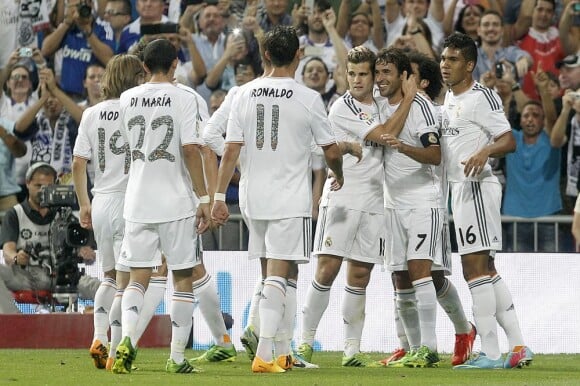 Luka Modric, Angel Di Maria, Cristiano Ronaldo, Nacho Fernandez, Raul Gonzalez Blanco et Casemiro à Madrid le 22 août 2013.