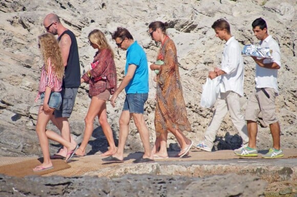 Exclusif - Kate Moss, sa fille Lila et son mari Jamie Hince passent leurs vacances a Formentera avec des amis. Le 14 aout 2013