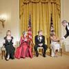 George W. Bush et les talents honorés par le Kennedy Center : Julie Harris, Tina Turner, Tony Bennett, la danseuse Suzanne Farrell et Robert Redford à la Maison Blanche, le 5 décembre 2005.