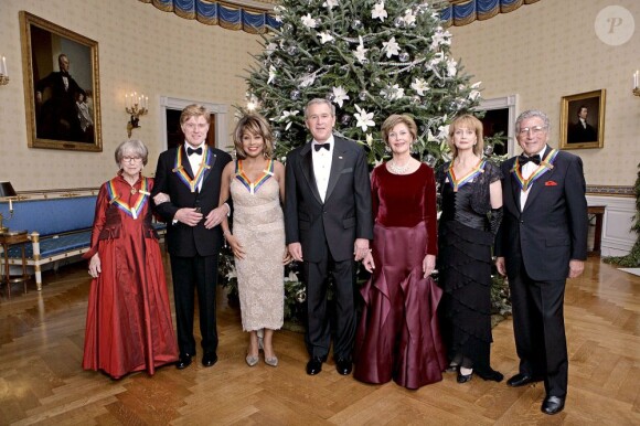 George W. Bush et les talents honorés par le Kennedy Center : Julie Harris, Tina Turner, Tony Bennett, la danseuse Suzanne Farrell et Robert Redford. À la Maison Blanche, le 5 décembre 2005.