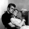 Julie Harris dans les bras de James Dean dans "À l'est d'Eden" d'Elia Kazan en 1955.