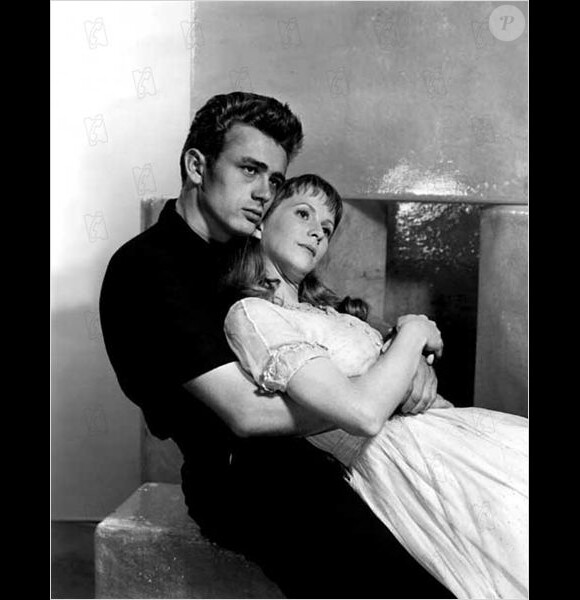 Julie Harris dans les bras de James Dean dans "À l'est d'Eden" d'Elia Kazan en 1955.