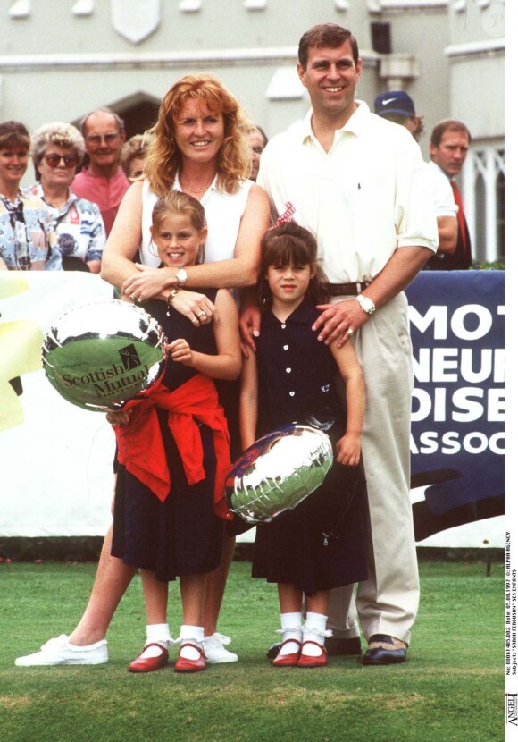 Sarah Ferguson et le prince Andrew, duc d'York, avec leurs filles Beatrice et Eugenie au golf de Wentworth en 1997, un an après leur divorce.
