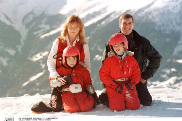 Sarah Ferguson et le prince Andrew, duc d'York, en vacances aux sports d'hiver à Verbier, en Suisse, avec leurs filles les princesses Eugenie et Beatrice, en février 1997, quelques mois après leur divorce.