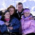  Sarah Ferguson et le prince Andrew en famille avec leurs filles Eugenie et Beatrice à Verbier en 2001, cinq ans après leur divorce. Une famille toujours unie. 