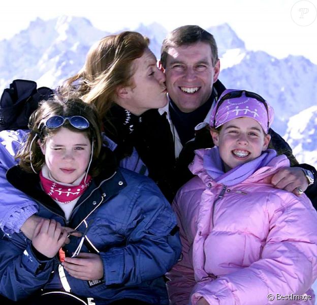 Sarah Ferguson et le prince Andrew en famille avec leurs filles Eugenie et Beatrice à Verbier en 2001, cinq ans après leur divorce. Une famille toujours unie.