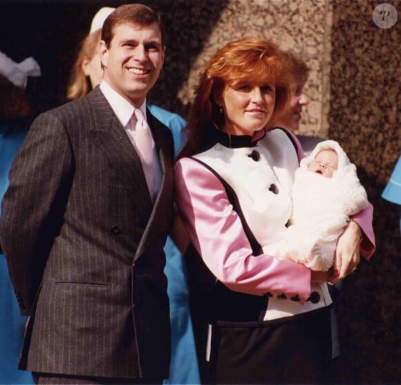 Sarah Ferguson et le prince Andrew, duc d'York, à la sortie de la maternité le 30 mars 1990 avec leur fille la princesse Eugenie.