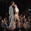 Robin Thicke et Miley Cyrus sur la scène des MTV Video Music Awards 2013 à New York, le 25 août 2013.