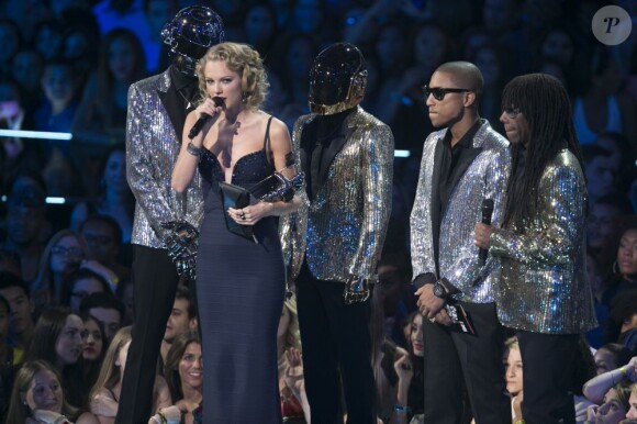 Taylor Swift, Daft Punk, Pharrell Williams et Nile Rodgers sur la scène des MTV Video Music Awards 2013 à New York, le 25 août 2013.