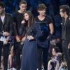 Selena Gomez et les One Direction (Zayn Malik, Liam Payne, Louis Tomlinson, Harry Styles et Nilel Horan) sur la scène des MTV Video Music Awards 2013 à New York, le 25 août 2013.