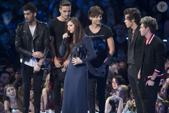 Selena Gomez et les One Direction (Zayn Malik, Liam Payne, Louis Tomlinson, Harry Styles et Nilel Horan) sur la scène des MTV Video Music Awards 2013 à New York, le 25 août 2013.