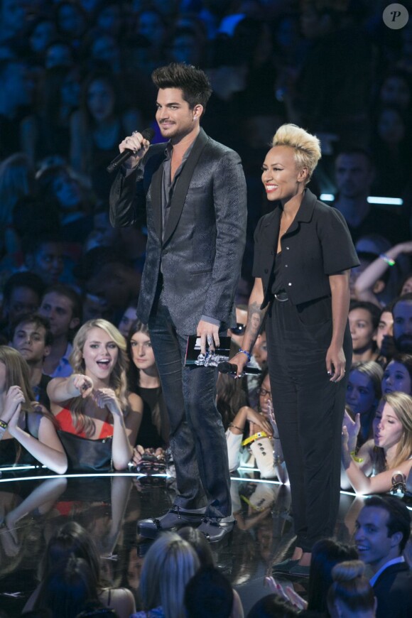Adam Lambert et Emeli Sande sur la scène des MTV Video Music Awards 2013 à New York, le 25 août 2013.