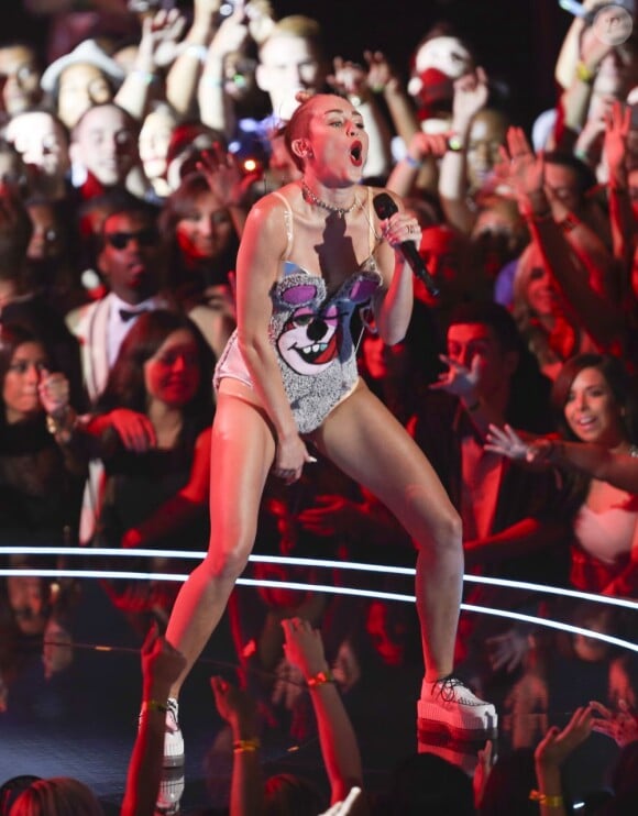 Miley Cyrus sur la scène des MTV Video Music Awards 2013 à New York, le 25 août 2013.