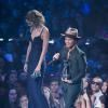 Taylor Swift et Bruno Mars sur la scène des MTV Video Music Awards 2013 à New York, le 25 août 2013.