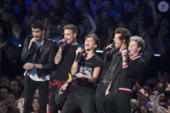 Les One Direction (Zayn Malik, Liam Payne, Louis Tomlinson, Harry Styles et Nilel Horan) sur la scène des MTV Video Music Awards 2013 à New York, le 25 août 2013.