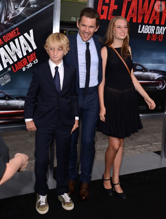 Ethan Hawke avec les deux enfants de son ancien couple formé avec Uma Thurman, Maya Hawke et Levon Hawke à la première de Getaway à Westwood, Los Angeles,le 26 août 2013.