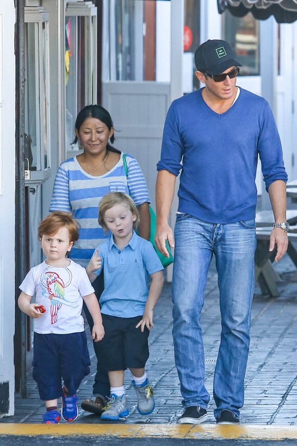 Will Arnett se promène avec ses fils Archie et Abel, à Los Angeles, le 25 août 2013.