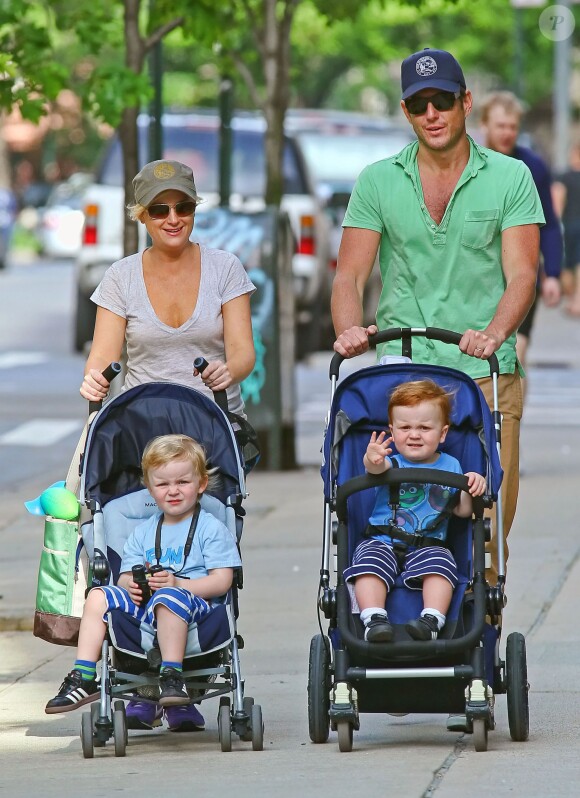 Amy Poehler, son mari Will Arnett et leurs enfants à New York, le12 mai 2012.