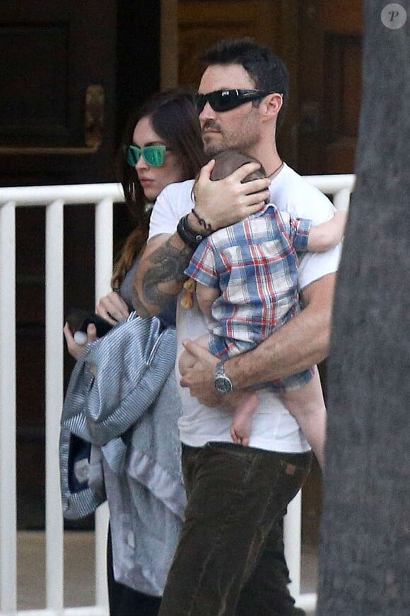 Megan Fox (enceinte) et son mari Brian Austin Green de sortie avec leur fils Noah dans les rues de Los Angeles, le 25 août 2013.
