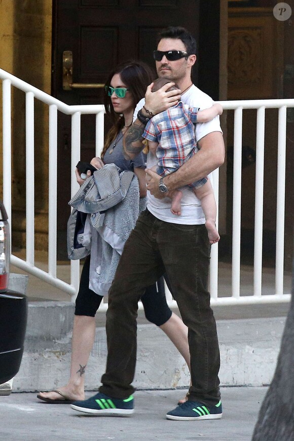 Megan Fox (enceinte) et son mari Brian Austin Green de sortie avec leur fils Noah à Los Angeles, le 25 août 2013.