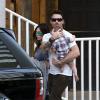 Megan Fox (enceinte) et son mari Brian Austin Green de sortie avec leur fils Noah de virée dans les rues de Los Angeles, le 25 août 2013.
