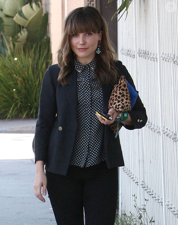 Sophia Bush se promène avec une amie à Beverly Hills, le 10 avril 2013.