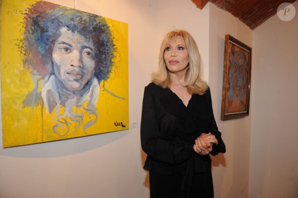 Amanda Lear expose ses toiles lors du vernissage de son exposition intitulé Visioni, à Milan, en Italie, le 31 juillet 2013.