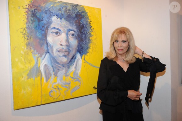 Amanda Lear expose ses toiles lors du vernissage de son exposition intitulé Visioni, à Milan, en Italie, le 31 juillet 2013.
