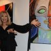 Amanda Lear expose ses toiles lors du vernissage de son exposition intitulé Visioni, à Milan, en Italie, le 31 juillet 2013.