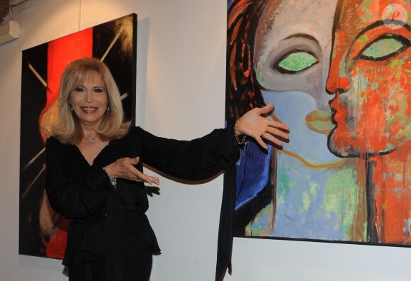 Amanda Lear expose ses toiles lors du vernissage de son exposition intitulé Visioni, à Milan, en Italie, le 31 juillet 2013.