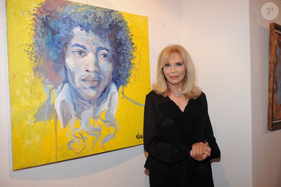 Amanda Lear expose ses toiles lors du vernissage de son exposition intitulé Visioni, à Milan, en Italie, le 31 juillet 2013.