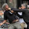 Alec Baldwin se dispute violemment avec le paparazzi Paul Adao, ex du "New York Post", à New York, le 27 août 2013.