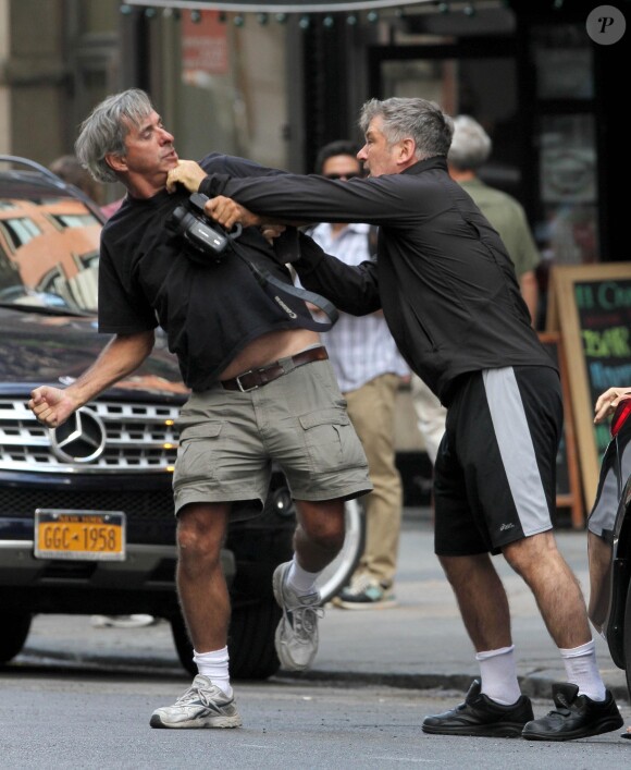 Alec Baldwin se dispute violemment avec le paparazzi Paul Adao, ex du "New York Post", à New York, le 27 août 2013.