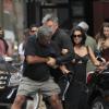 Alec Baldwin se dispute violemment avec le paparazzi Paul Adao, ancien du "New York Post", à New York, le 27 août 2013.
