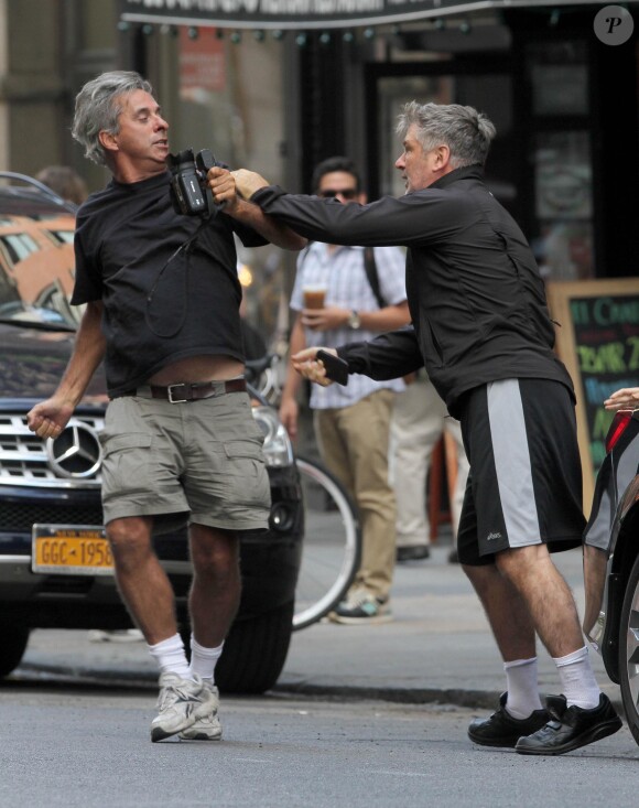 L'acteur Alec Baldwin se dispute violemment avec le paparazzi Paul Adao, ancien du "New York Post", à New York, le 27 août 2013.